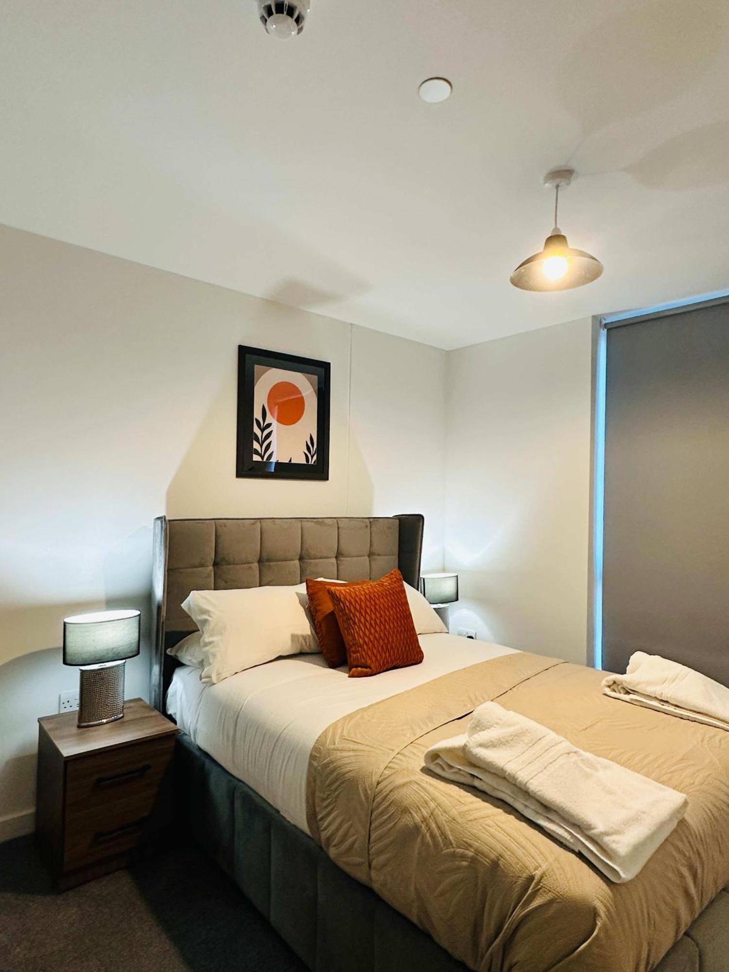 Stunning 2 Bed Flat In W Views Apartment
