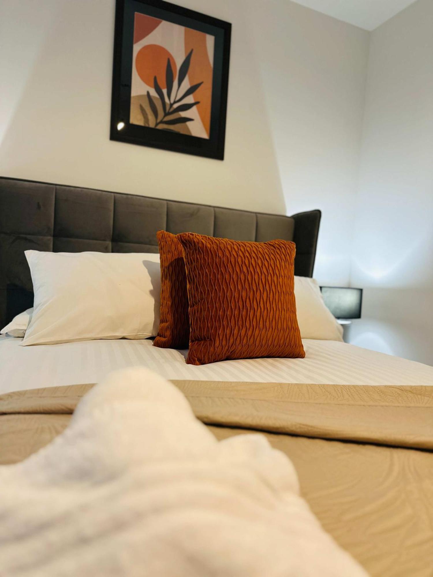 Stunning 2 Bed Flat In W Views Apartment