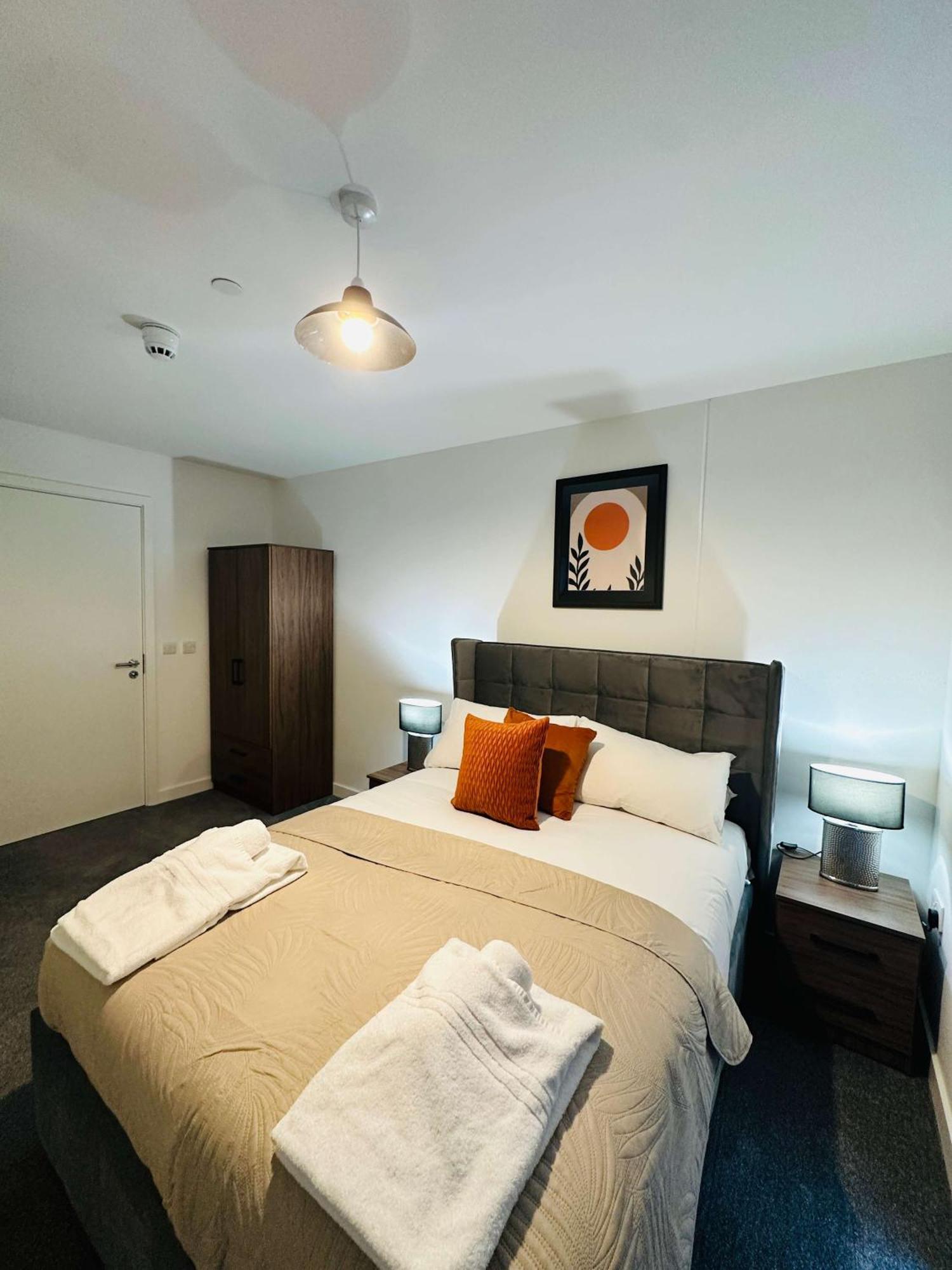 Stunning 2 Bed Flat In W Views Apartment