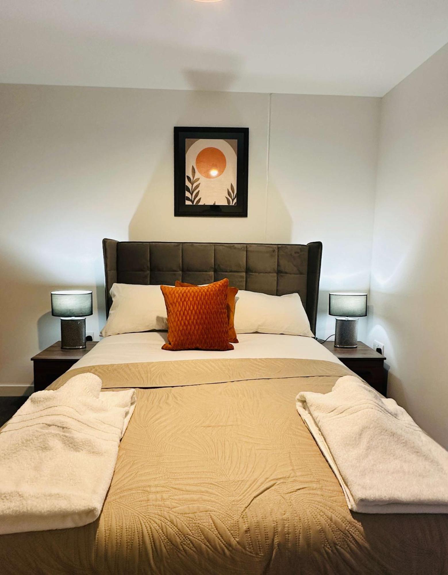 Stunning 2 Bed Flat In W Views *