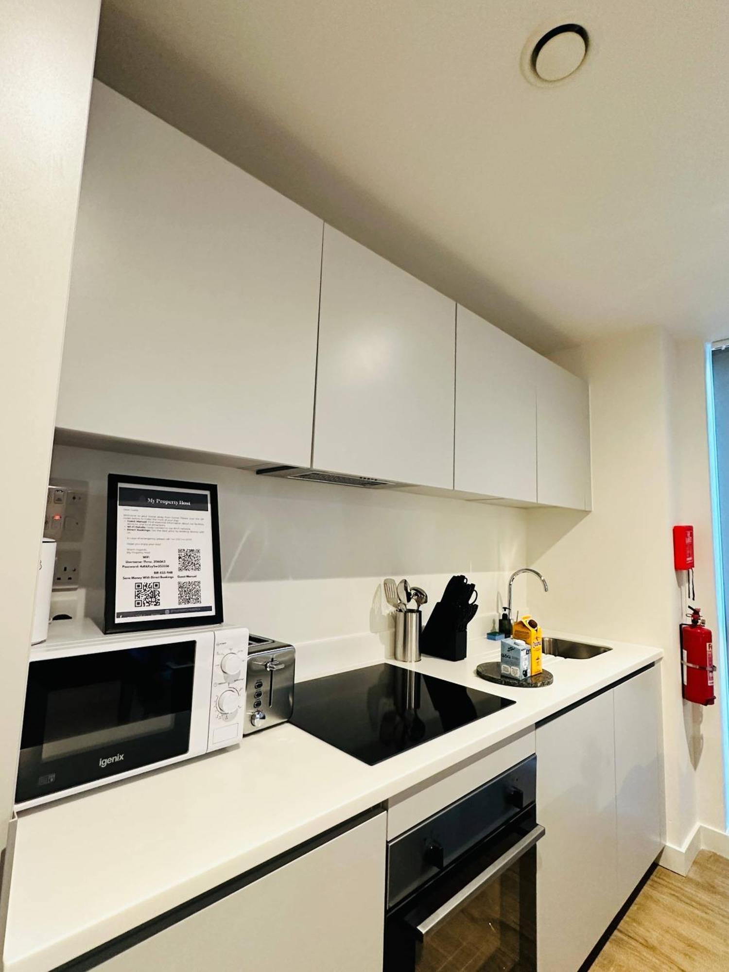 Stunning 2 Bed Flat In W Views Apartment *