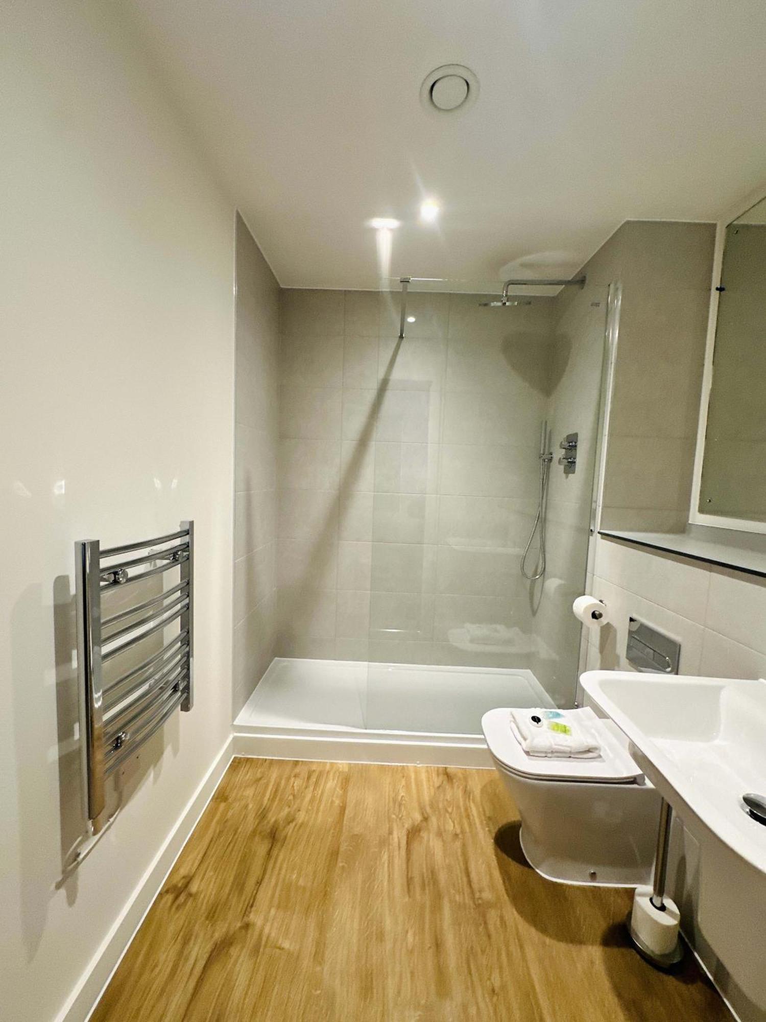 Stunning 2 Bed Flat In W Views *