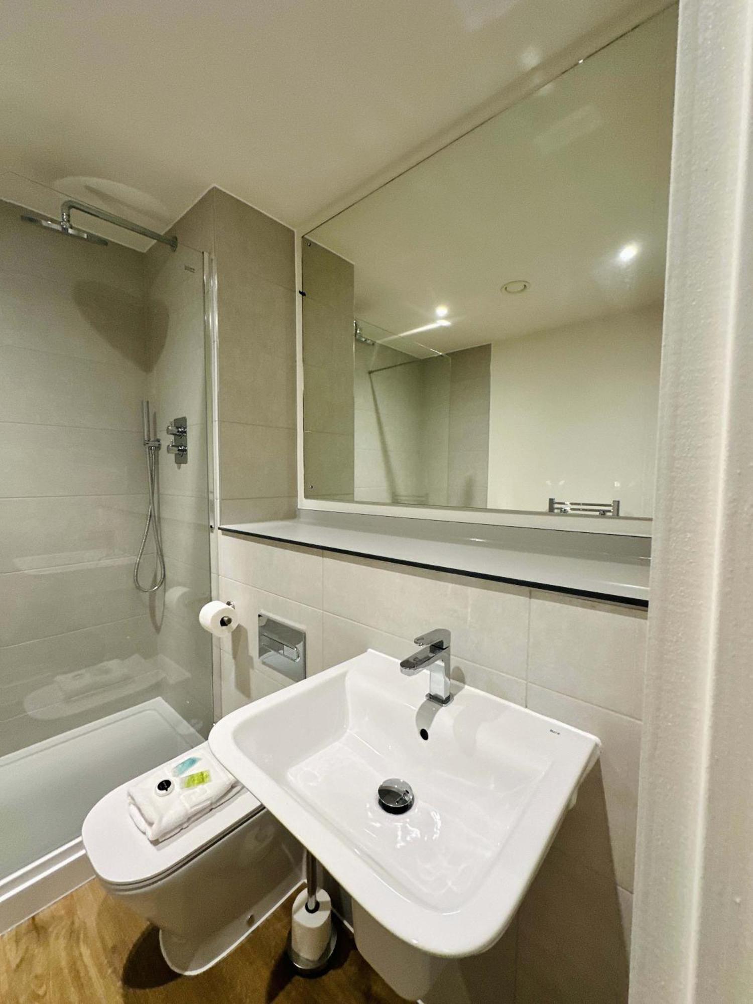 Stunning 2 Bed Flat In W Views Apartment